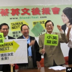 台湾前总统府资政吴澧培(中)