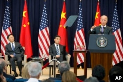 2013年7月10日美国副总统拜登在美中年度对话开幕式上讲话,杨洁篪(左)、汪洋(中)在座。