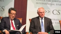 前国安会亚洲事务主任车维德(左)与前美国朝核问题首席谈判代表、助理国务卿希尔大使(美国之音莉雅拍摄)