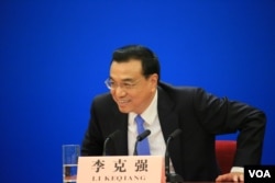 中国国务院总理李克强在记者会上表示,中国将以“壮士断腕”的决心继续改革。(美国之音东方拍摄)