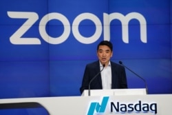Zoom创办人袁征在纽约纳斯达克挂牌上市的敲钟仪式上。(2019年4月18日)