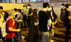 8-31事件一周年,大批市民在太子地铁站出口外排队献花 (美国之音/汤惠芸)