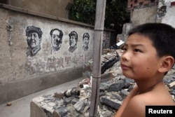上海等待拆除的建筑的墙上有文革期间画上的毛泽东像(2006年9月8日)
