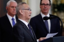 中国副总理刘鹤在白宫的美中第一阶段贸易协议签字仪式上转达了中国国家主席习近平给特朗普总统的一封信。(2020年1月15日)