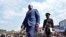 Mokozn ya RDC Félix Tshisekedi (R) na officier d'ordonnance na ye, Kinshasa, le 24 janvier 2019.