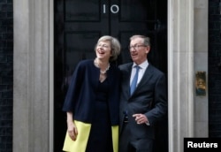 英国首相特雷莎·梅和她的丈夫菲利普在首相官邸前面(2016年7月13日)
