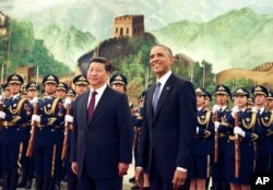 美国总统奥巴马和中国主席习近平在北京人大会堂举行的欢迎仪式上(2014年11月12日)