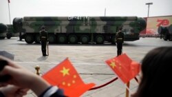 2019年10月1日,在北京举行的中国国庆阅兵式上,装载DF-41弹道导弹的军车试过天安门广场。中国扩大其核力量的速度远远超过美国官员的预测。(资料照片)