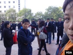 北京治安总队和朝阳区警察将部分访民围住(图片来源:曹顺利)