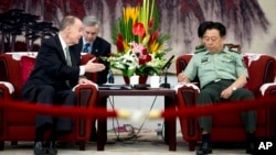 2013年5月28日美白宫国安顾问多尼伦(左)和中共中央军委副主席范长龙(右)在北京的中国国防部举行会谈。