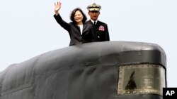 台湾总统蔡英文在高雄海军基地视察旗鱼级潜艇。(2017年3月21日)