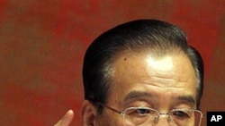 中国国务院总理温家宝2012年1月在卡塔尔首都多哈发表讲话的资料照片