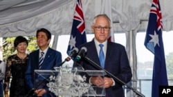 日本首相安倍晋三访问澳大利亚,与澳总理特恩布尔会谈