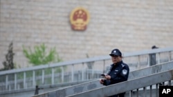 资料照:警察在中国最高人民法院外巡逻。