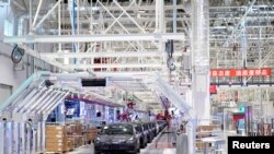 美国特斯拉公司在上海的工厂正在生产Model 3电动轿车(2020年1月7日)。