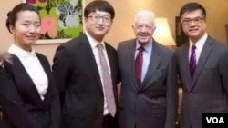 维权律师张凯(左二)与美前总统卡特和驻华大使