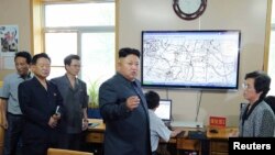 朝鲜领导人金正恩视察气象站。(资料照片)