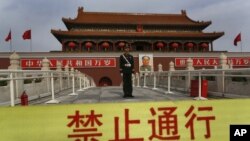 一名武警站在北京天安门前(2012年11月7日)