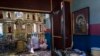 Пошкодження всередині української православної церкви в селищі Ясногородка, на околиці Києва, де українська армія зупинила просування російських військ. Україна, 25 березня 2022 року. (AP Photo/ (AP Photo/Rodrigo Abd)