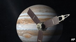 美国航空航天局的画图:“朱诺号”探测器和木星