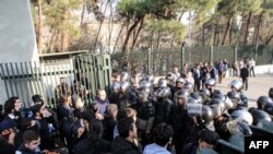 伊朗大学生在举行抗议经济问题的示威活动时在德黑兰大学与警察发生摩擦。(2017年12月30日)