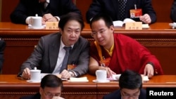 资料图片-2015年3月11日,坚赞诺布(右),中国政府指定的第十一世班禅喇嘛参加两会。