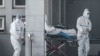 中国湖北省武汉市收治新型冠状病毒肺炎病人的金银潭医院医务人员在运送一名病人。(2020年1月18日)