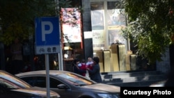 一名河南女记者带着保姆和双胞胎进京向国家发改委高官催讨赡养费(当事人提供)