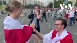 Під час акції протесту у Мінську білорус зробив пропозицію своїй дівчині. Відео Під час акції протесту у Мінську білорус зробив пропозицію своїй дівчині. Відео