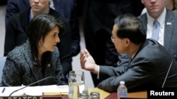 2018年时任美国驻联合国大使与时任中国常驻联合国代表马朝旭交谈。(路透社)