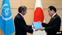 国际原子能机构(IAEA)总干事拉斐尔·格罗西(Rafael Grossi)2023年7月4日向日本首相岸田文雄递交核废水排放计划认可报告。(法新社)