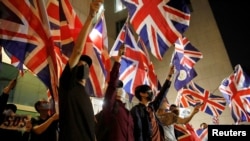 香港抗议者手举英国国旗在英国驻港总领事馆前示威。(2019年10月23日)