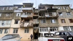 阿塞拜疆纳卡地区斯捷潘纳克市区一栋居民楼被摧毁。(2023年9月19日)