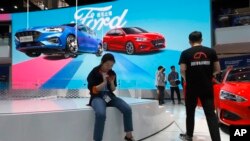 中国北京2018年汽车展的福特汽车公司的展台 (2018年4月25日)。
