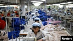 朝鲜女工在非军事区以北开城工业园区的韩国公司里做工。(资料照片 2013年12月)