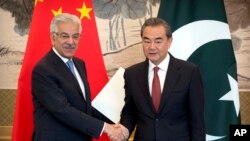 2017年9月8日,巴基斯坦外长阿西夫与中国外长王毅握手。
