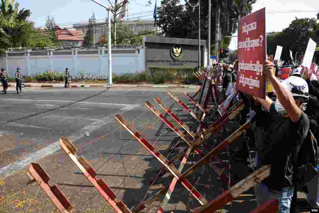 ရန်ကုန်မြို့အင်ဒိုနီးရှားသံရုံးရှေ့က ဆန္ဒပြ မြင်ကွင်း။