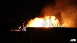 Українські пожежники працюють на місці після повітряної атаки Росії по Дніпру, 21 листопада 2024 року. Фото: ДСНС України/ AFP