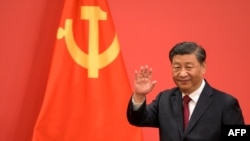资料照:中国领导人习近平与中共党旗