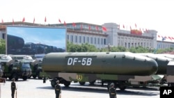 在纪念日本投降70周年的阅兵式上,中国解放军展示出东风5B洲际弹道导弹。(资料照)
