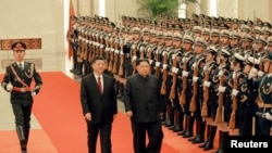 中国国家主席习近平在北京人民大会堂的欢迎仪式上同朝鲜国务委员会委员长金正恩检阅礼兵。(朝鲜官媒朝中社2018年3月28日对路透社发布的照片)。