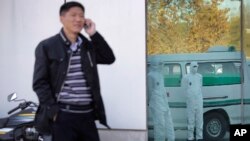 一位朝鲜男士在平壤顺安国际机场打手机。(2014年10月27日资料照)