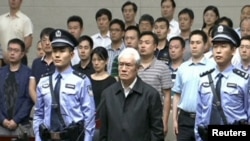 中国中央电视台2015年6月11日的电视画面显示前中共政治局常委周永康在天津听取一家法庭对他的判决