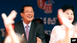 柬埔寨首相和柬埔寨人民党洪森总统(左)和妻子文拉妮参加红色高棉政权倒台37周年纪念活动