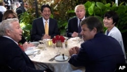 美国总统川普与日本首相安倍晋三于佛罗里达州棕榈滩的马阿拉歌庄园的户外露台共进晚餐。拥有国家美式橄榄球联盟新英格兰爱国者球队的罗伯特·克拉夫特加入了他们,该球队在上周日超级碗球赛中夺冠。