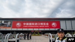 2018年10月31日,在上海,一名保安站在国家会展中心的入口,这是即将举办的首届中国国际进口博览会(CIIE)的主会场。