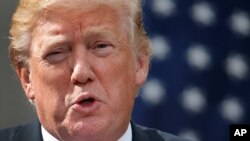 美国总统川普星期一在白宫玫瑰园与新加坡总理李显龙举行联合记者会。(2017年10月23日)