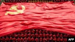 中国武汉一所大学在开学时学生展示中共党旗。(2021年9月10日)