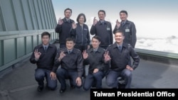 台湾总统蔡英文10月13日前往乐山雷达站视察空军侦蒐预警中心。(图片来源:台湾总统府网站)