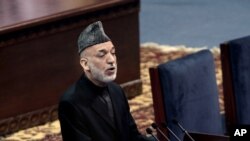卡尔扎伊在大国民议会上发表演说。